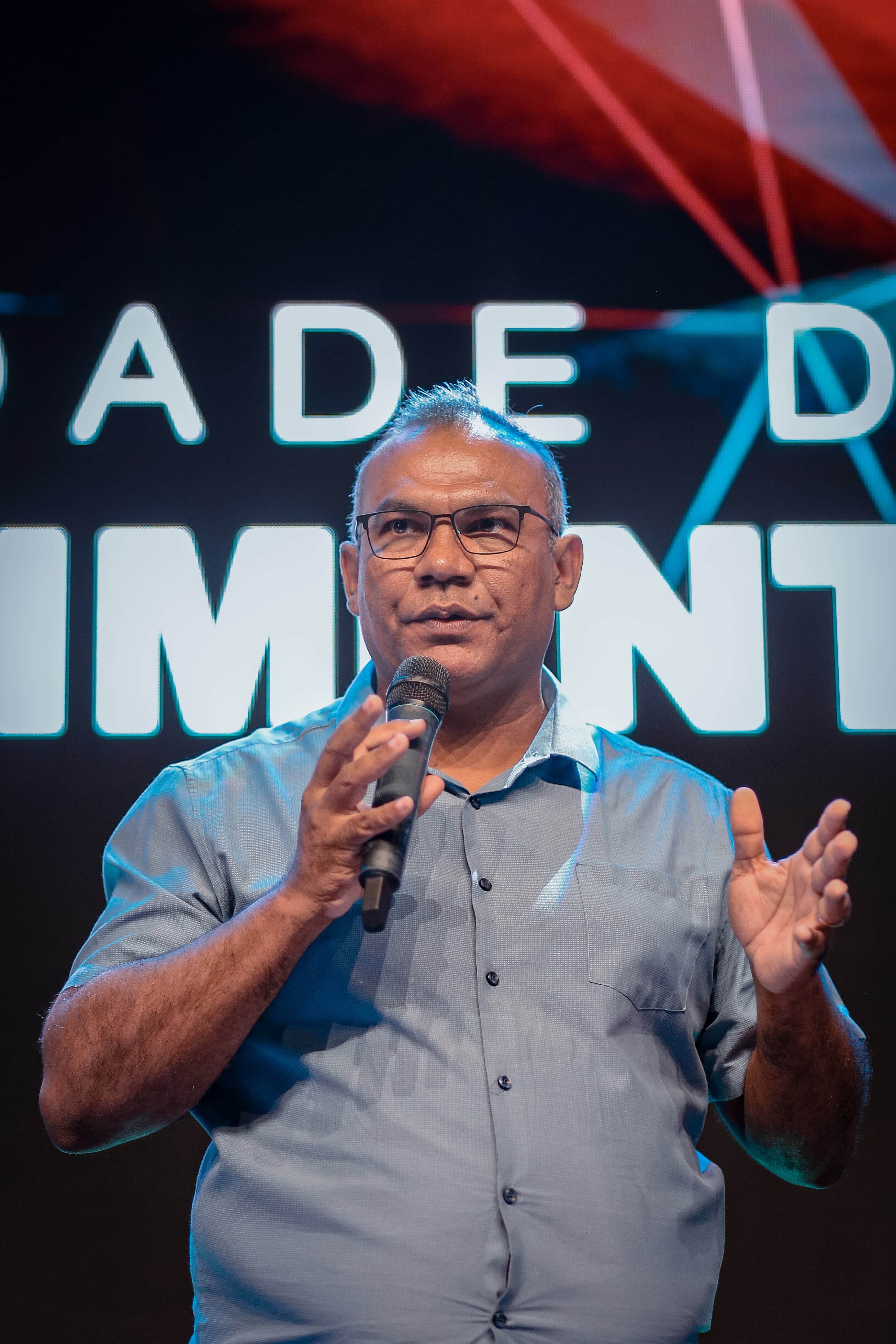 Pastor Vilmar ministrando